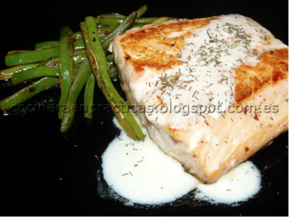 salmón con crema de yogur y habichuelas verdes